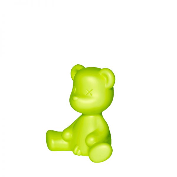 Teddy Boy è una lampada da tavolo  che mescola i tratti dell'orsacchiotto con tratti “quasi umani”. Irriverente e colorato è il prossimo capo nella wishlist di ogni design addicted. Qeeboo - Lampade Plastica