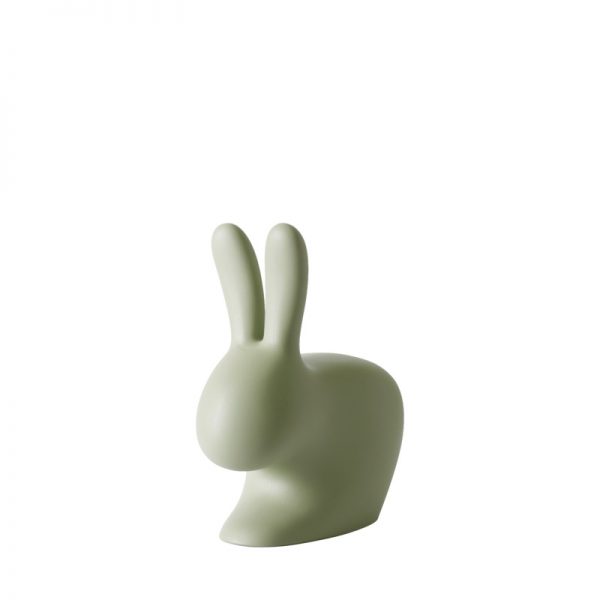 Tutti hanno bisogno di un amico tutto orecchi ed eccolo qui il nostro coniglietto! Rabbit chair baby è l'originale sedia Qeeboo a forma di coniglio in una versione più piccola