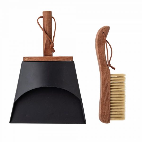 The Cleaning Dustpan & Broom di Bloomingville è un bellissimo ed elegante set di pulizia da 2 pezzi realizzato in faggio marrone