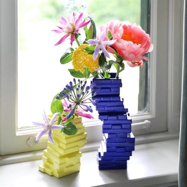 Questo vaso in pile si adatta ad ogni interno con la sua forma geometrica e giocosa. Riempi il vaso con i tuoi fiori preferiti per un aspetto allegro a casa tua! &Klevering - Oggettistica Porcellana