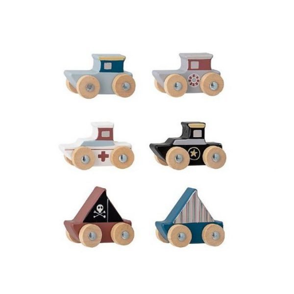 Questo set di giocattoli Bloomingville è composto da 6 barche di legno. Le barchette Bloomingville hanno diversi design verniciati e tutte hanno pratiche ruote sui lati. Le barche arrivano in una bella borsa di stoffa. Bloomingville - Giocattoli bimbi Legno