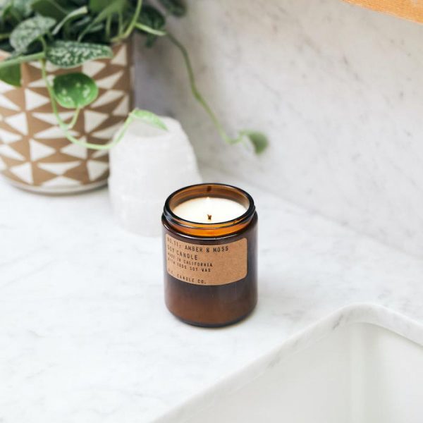 Inquadra la tua casa nella fragranza con le bellissime candele profumate di P.F. Candle Co. che giocano su profumi unici di tutto